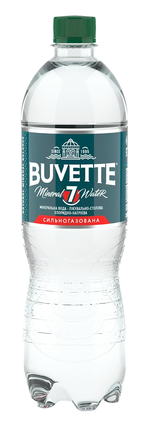 Прозора пластикова пляшка Buvette вода мінеральна столова "Buvette 7" сильногазована має зелений ковпачок, етикетку з біло-червоним текстом англійською та українською мовами і зображенням будівлі у верхній частині.
