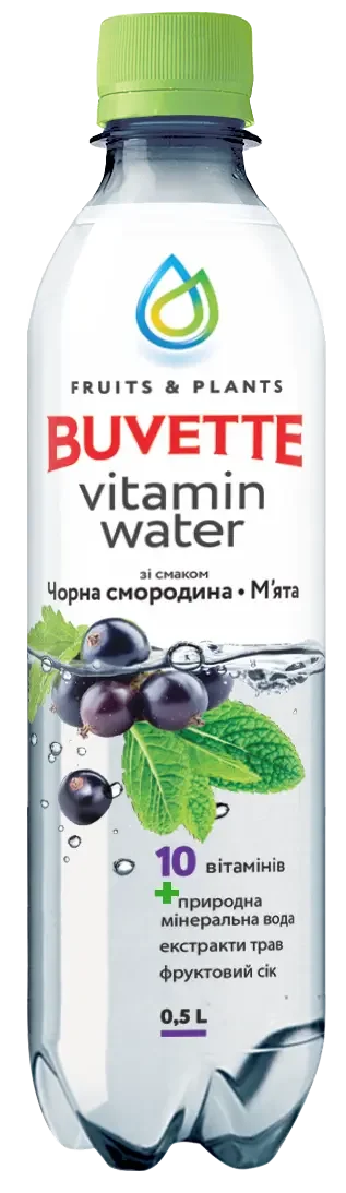 Прозора пластикова пляшка вітамінної води Buvette - Чорна смородина-м'ята має зелену кришку, барвисту етикетку із зображенням чорної смородини та м'яти, а також містить 10 вітамінів та натуральну мінеральну воду.