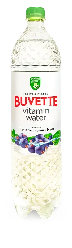 Прозора пластикова пляшка Buvette Vitamin Water із зеленою кришкою має етикетку англійською та українською мовами з написом "Напій Buvette Vitamin Water - Чорна смородина-м'ята". Прозорий напій має смак чорної смородини та м'яти.