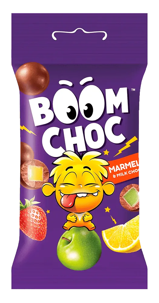 На фіолетовій упаковці BOOM CHOC з написом "Драже BOOM CHOC Мармелад у молочному шоколаді" зображено мультяшне жовте обличчя, солодке драже та фруктові смаки - полуниця, зелене яблуко, шматочок апельсина та мармелад у шоколаді.