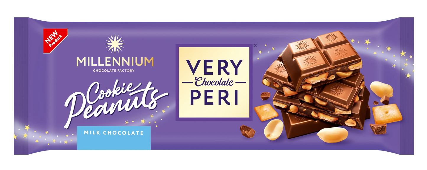 На фіолетовій обгортці Шоколаду "Millennium Very Peri" молочного з начинкою, печивом та арахісом зображено шоколадні квадратики, арахіс, хрустке печиво, підкреслено бренд Very Peri та розміщено нову червону етикетку вгорі ліворуч.