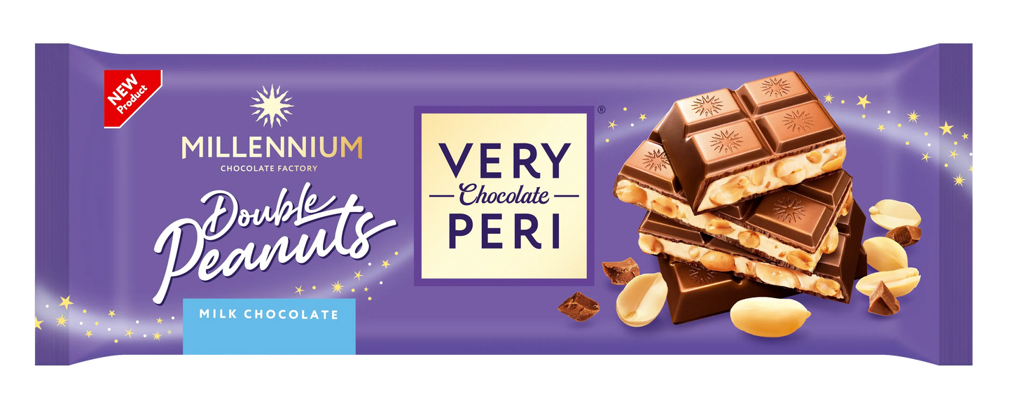 Фіолетова обгортка Шоколад "Millennium Very Peri" молочний з начинкою, подрібненим та цілим арахісом від Very Peri містить квадратики молочного шоколаду, цілий та подрібнений арахіс, а також червоний тег "Нове надходження" у верхньому лівому кутку.