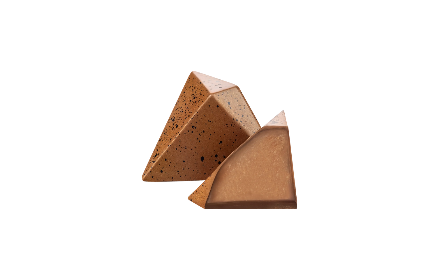 Два трикутні шоколадні цукерки Millennium CRAFT Caramel Ganache, Baileys - один гладкий молочний, інший в цяточку - розміщені поруч на білому тлі.