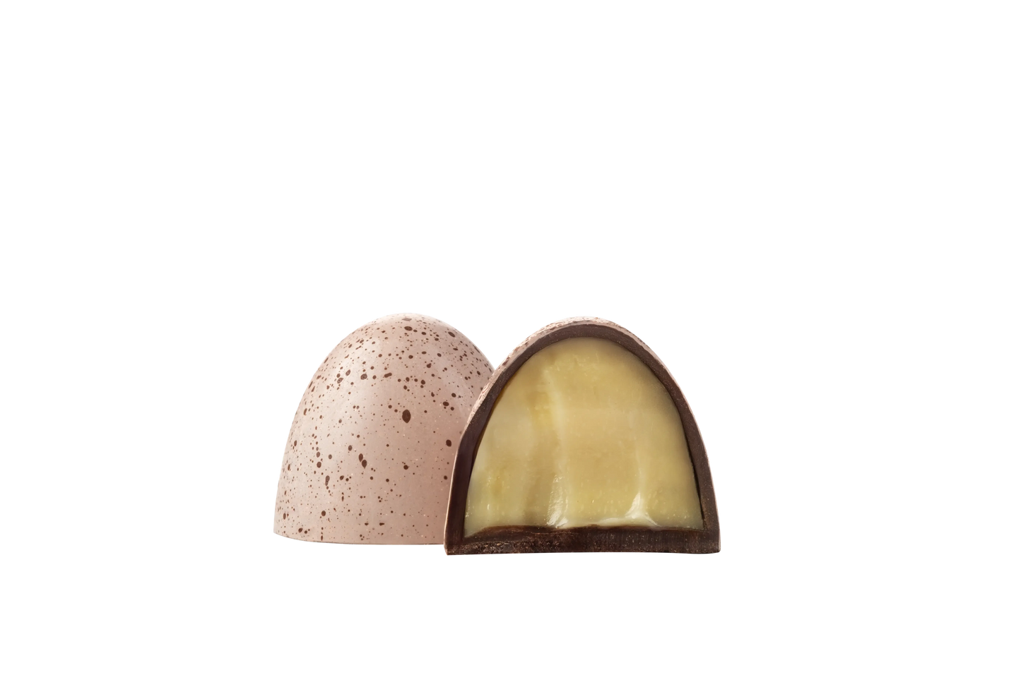 Куполоподібний шоколад Millennium CRAFT Irish Cream з рожевою глазур'ю в цяточку лежить поруч із розрізаним навпіл, відкриваючи кремово-жовтий ганаш з лікером Бейліс і білий шоколад. Обидва розміщені на білому тлі.