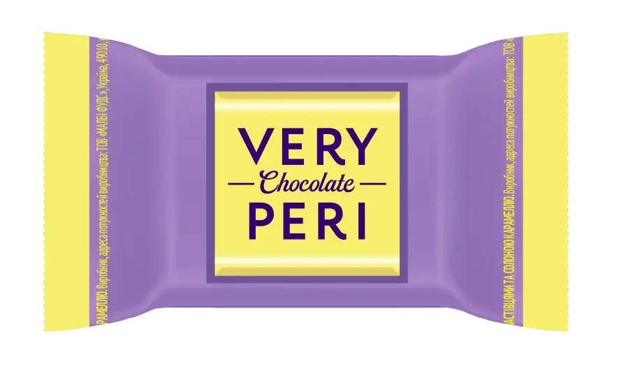 Фіолетово-жовта обгортка шоколадної плитки з написом "Very Peri" жирним шрифтом спереду. З боків розміщено український текст, зокрема "солона карамель". Продукт: Молочний шоколад Millennium Very Peri з арахісом, родзинками, злаковими пластівцями та солоною карамеллю.