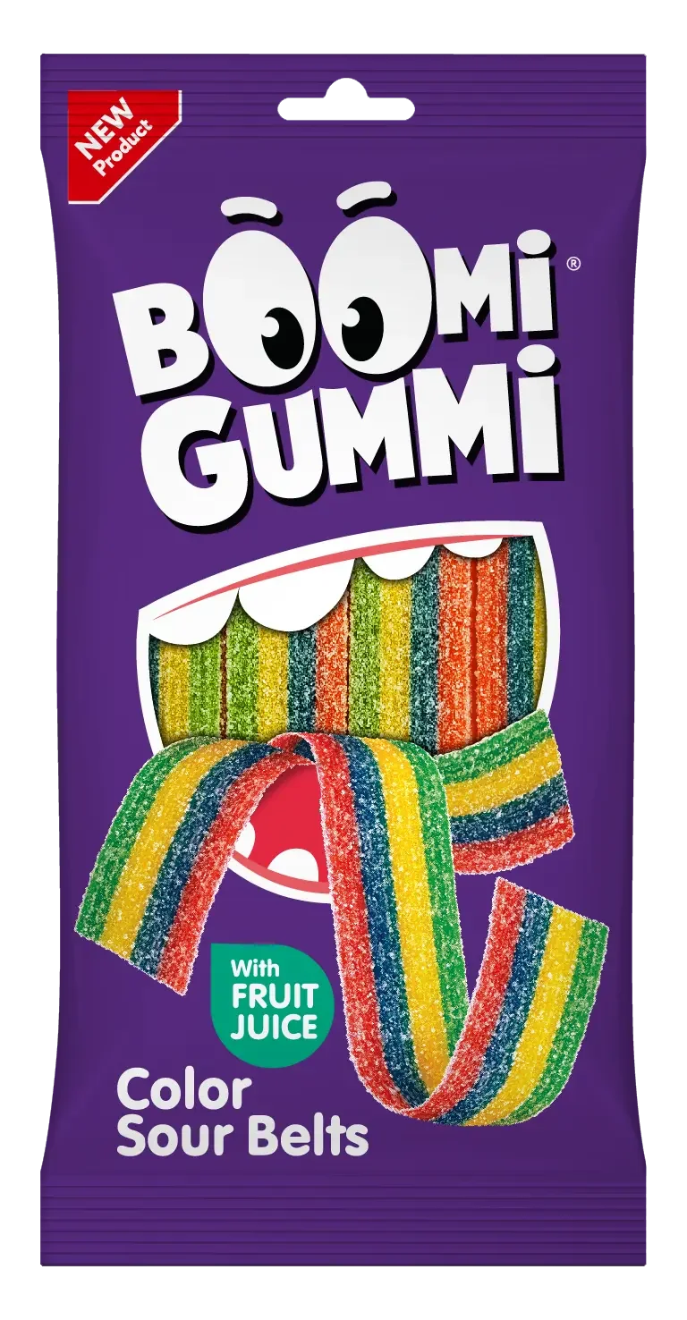 На фіолетовій упаковці цукерок Boomi Gummi Цукерки желейні "Boomi Gummi Кислі паски" зображено мультяшного героя, який їсть райдужні паски, а на упаковці є написи "Новий продукт" та "З фруктовим соком".