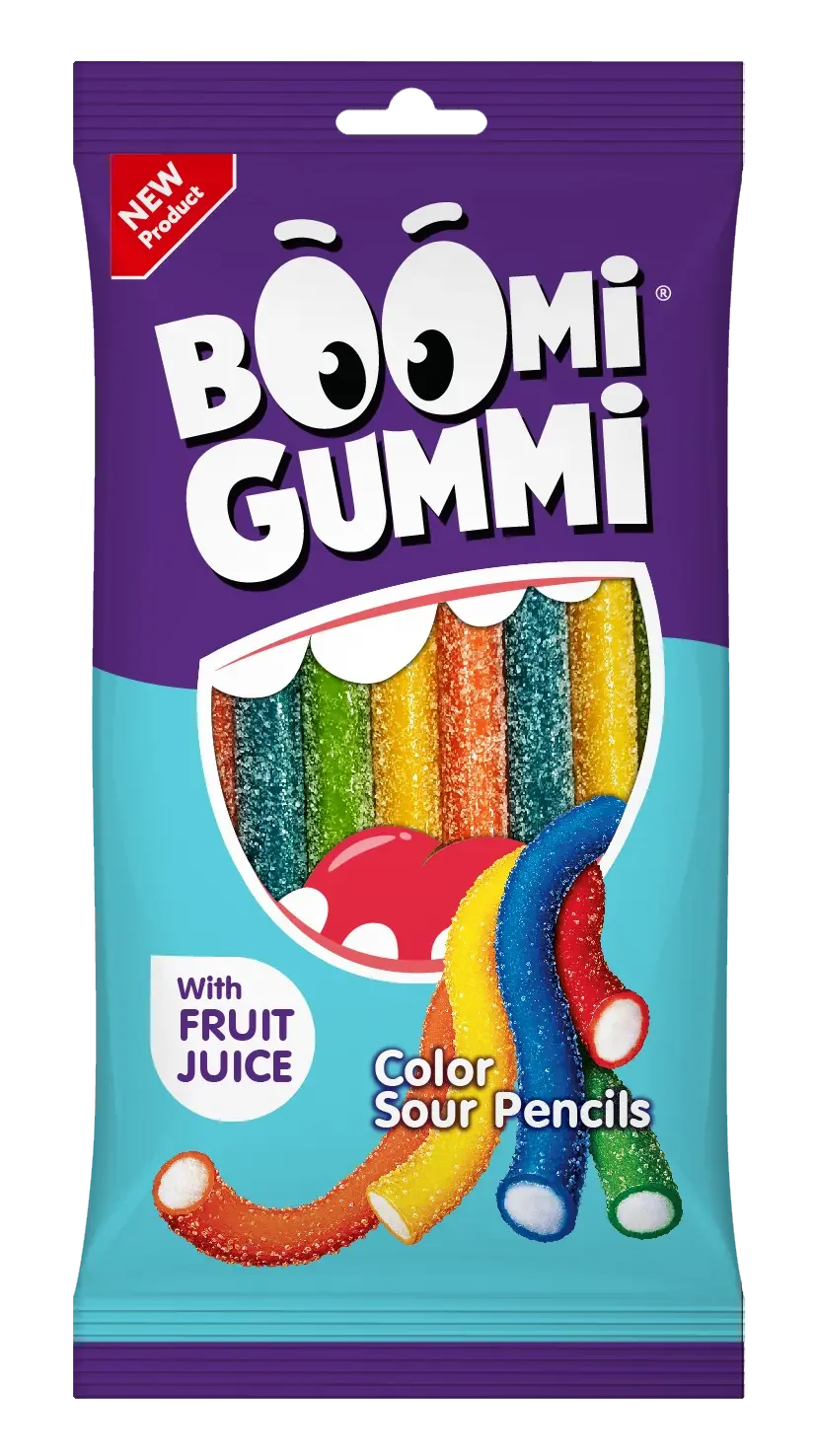 Яскрава упаковка желейних цукерок Boomi Gummi "Кольоровий олівець" зображує райдужні кислі олівці з цукровою посипкою, мультяшні губи, а на упаковці написано "З фруктовим соком" та "Новий продукт".