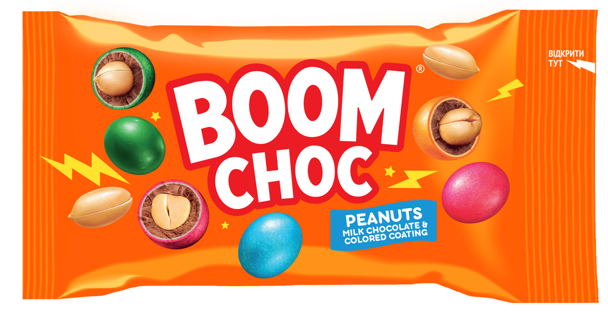 Помаранчева обгортка цукерок BOOM CHOC із зображенням різнокольорових арахісів у шоколаді та кольоровій глазурі, синя етикетка «Драже BOOM CHOC Арахіс у шоколаді та кольоровій глазурі» та яскраве зображення блискавки — ідеальні солодощі для всіх, хто любить арахіс у шоколаді.