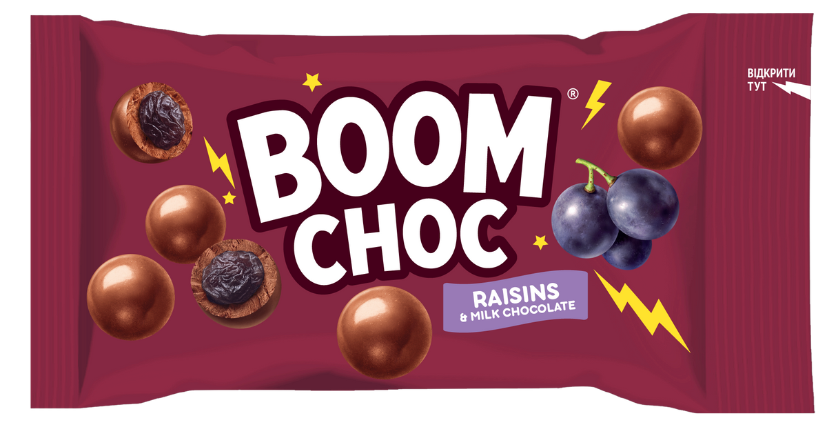 На червоній обгортці BOOM CHOC для драже «BOOM CHOC Родзинки у молочному шоколаді» зображені родзинки в шоколаді, гроно винограду та виразний білий напис «Raisins & Milk Chocolate». Жовті блискавки доповнюють дизайн, підкреслюючи солодку класику ізюму в молочному шоколаді.