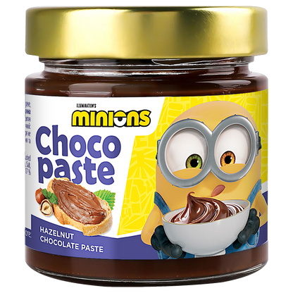 Банка Паста Millennium Minions горіхово-шоколадна, 230 г, з етикеткою, на якій зображено персонажа Міньйон, що тримає миску з кремовою шоколадною пастою.