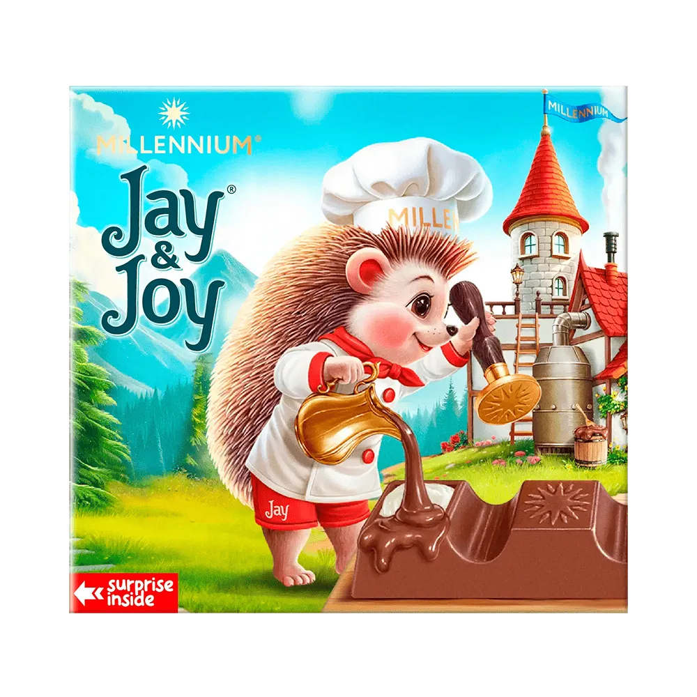 На упаковці Шоколад MILLENNIUM JAY&JOY молочний з молочною начинкою зображений кухар-їжачок, який виливає карамель на шоколад, а на задньому плані - вітряк і будинок. Текст містить написи "Jay&Joy" та "Сюрприз всередині".