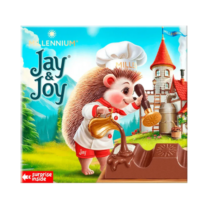 На упаковці Шоколад MILLENNIUM JAY&JOY молочний з молочною начинкою зображений кухар-їжачок, який виливає карамель на шоколад, а на задньому плані - вітряк і будинок. Текст містить написи "Jay&Joy" та "Сюрприз всередині".