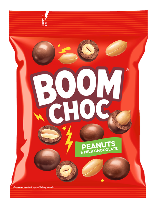 Червоний пакет «Драже BOOM CHOC Арахіс у молочному шоколаді» від BOOM CHOC, що містить обсмажений арахіс у шоколаді, цілі горіхи та зображення блискавки на упаковці.