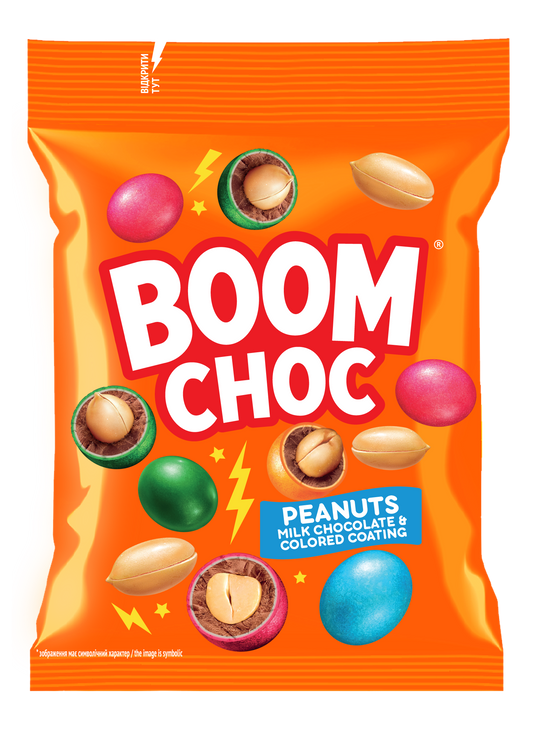 На упаковці пакетика «Драже BOOM CHOC Арахіс в шоколаді та кольоровій глазурі» від BOOM CHOC зображено різнокольорові арахіси в глазурі. У тексті наголошується на хрусткому арахісі в шоколаді під кольоровою глазур’ю. Цей смаколик, що ідеально підходить як солодкий снек, радує яскравими зображеннями цукерок на всьому пакеті.