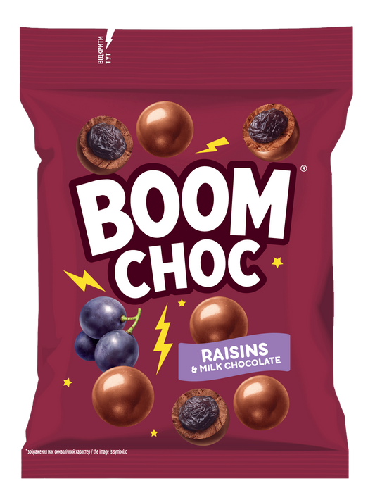 Бордовий пакет із драже BOOM CHOC «Ізюм у молочному шоколаді» від бренду BOOM CHOC, на упаковці якого зображені шоколадні кульки, ізюм та виноград, а також жовті блискавки.