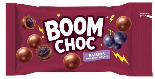 На червоній обгортці BOOM CHOC для драже «BOOM CHOC Родзинки у молочному шоколаді» зображені родзинки в шоколаді, гроно винограду та виразний білий напис «Raisins & Milk Chocolate». Жовті блискавки доповнюють дизайн, підкреслюючи солодку класику ізюму в молочному шоколаді.