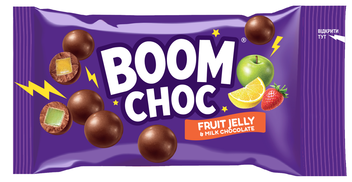На яскравій фіолетовій упаковці з написом «BOOM CHOC» зображені шоколадні кульки поруч із зеленим яблуком, лимоном та полуницею, що підкреслює назву продукту «Драже BOOM CHOC Мармелад у молочному шоколаді». На упаковці зображено поперечні зрізи з кольоровою желейною начинкою та напис «Fruit Jelly & Milk Chocolate» (молочний шоколад), що робить її ідеальним солодким перекусом із мармеладом у шоколаді.