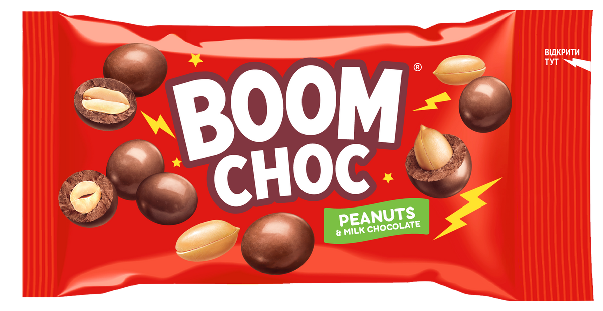 На червоній обгортці з написом «BOOM CHOC» зображені арахіс у молочному шоколаді та цілі горіхи, а також зелена етикетка з написом «Peanuts & Milk Chocolate» і жовті блискавки в якості прикраси. Це продукт «Драже BOOM CHOC Арахіс у молочному шоколаді» від бренду BOOM CHOC.