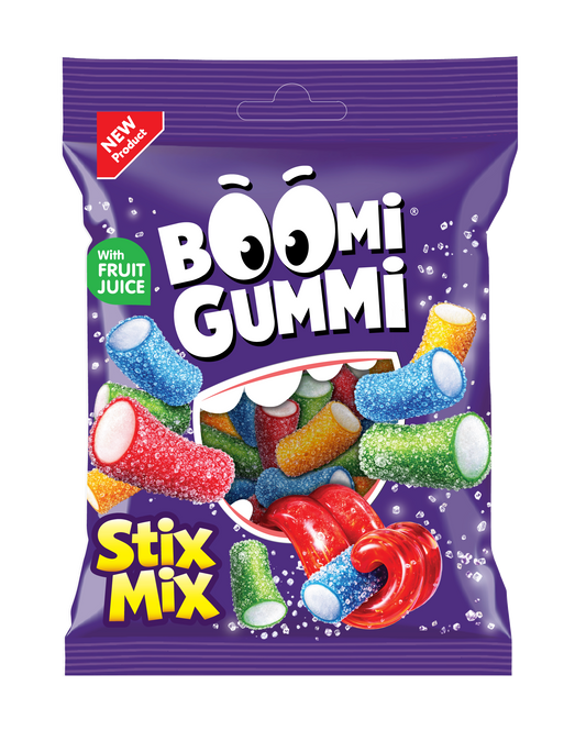 На фіолетовій упаковці Цукерки желейні Boomi Gummi Stix Mix 70г від Millennium Chocolate зображені різнокольорові фруктові палички в цукровій глазурі, які потрапляють до рота мультяшного персонажа. На упаковці є написи "З фруктовим соком" та "Новинка".