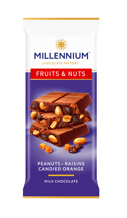Шоколад Millennium Fruits&Nuts з арахісом, цукатами, родзинками та мигдалем, 90 г — плитка молочного шоколаду з шматочками арахісу, родзинками та цукатами, зображена в упаковці.