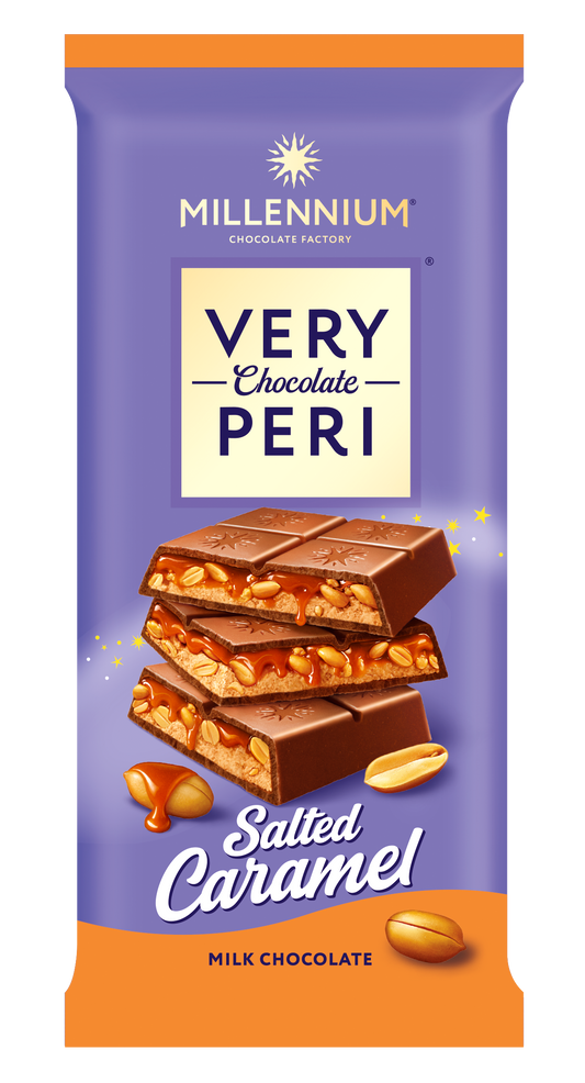 Яскрава обгортка з написом Millennium Chocolate, на якій зображено Шоколад Millennium Very Peri Молочний шоколад з арахісовою начинкою, подрібненим арахісом та тягучою солоною карамеллю з зображеннями арахісу та карамельних крапель.